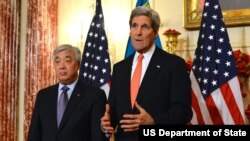 Qozog'iston Tashqi ishlar vaziri Erlan Idrissov va AQSh Davlat kotibi Jon Kerri, Davlat departamenti, Vashington, 10-dekabr, 2014