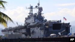 នាវា​មួយ​គ្រឿង​ឈ្មោះ USS Peleliu បាន​ចូលចត បន្ទាប់ពី​សមយុទ្ធ​រួមគ្នា​នៅ​កំពង់ផែ Alava ក្បែរ​តំបន់ Subic Bay Freeport ភាគពាយព្យ​នៃ​ប្រទេស​ហ្វីលីពីន កាលពី​ថ្ងៃទី១៣ ខែតុលា ឆ្នាំ២០១៤ ដែល​ជាផ្នែក​មួយ​នៃ​កិច្ចព្រមព្រៀង​ទស្សនកិច្ច​យោធា។