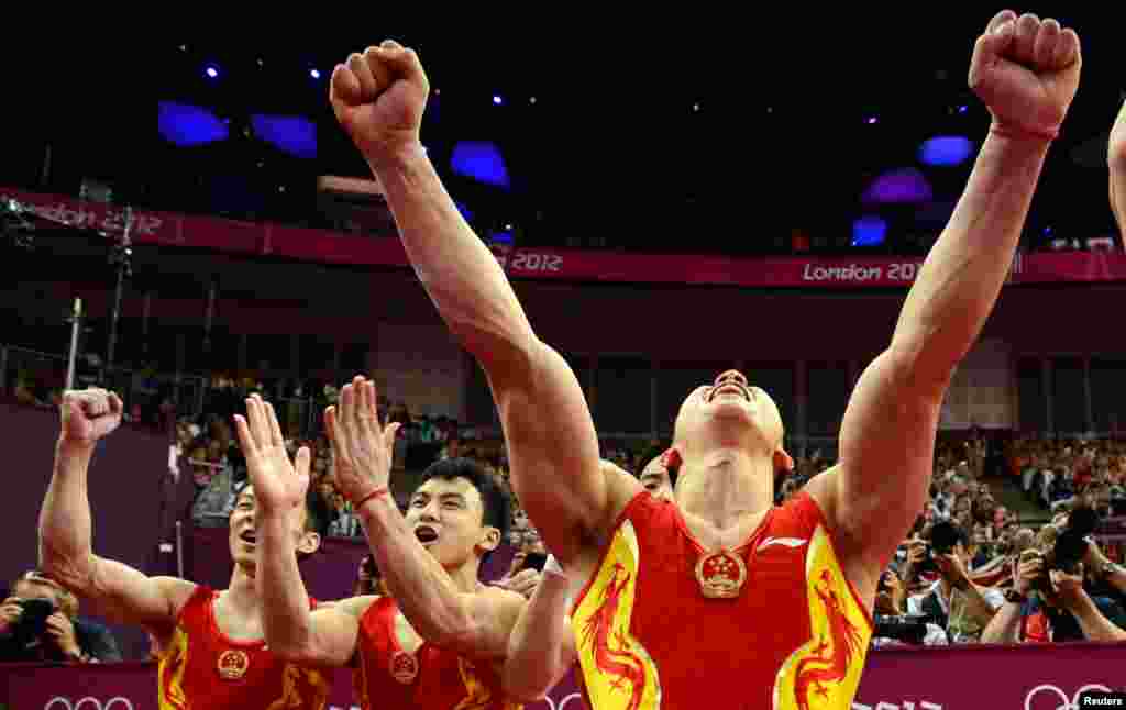 Một xe hơi xe hơi di chuyển qua một con đường bị lụt trong mưa lớn tại Guwahati ở bang Assam miền đông bắc Ấn Độ.