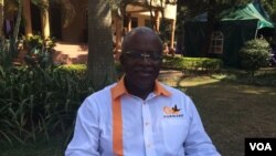 Amama Mbabazi, mgombea wa vugu vugu la Go Forward akizungumza na waandishi wa habari.