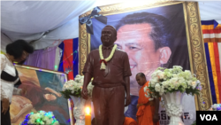 Statue of Kem Ley, a well-known analyst was installed in the Buddhist 100-day anniversary ceremony of the Kem Ley's murder that began on October 14, 2016. (Hul Reaksmey/VOA Khmer)