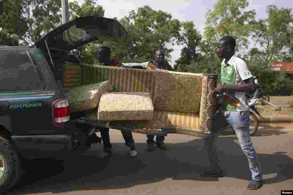 Ces hommes installent dans un véhicule 4x4 un canapé pillé de la villa du frère de l&rsquo;ex-président Blaise Compaoré qui a quitté le pouvoir vendredi 21 octobre après une vague des manifestations populaires. Le pays est actuellement sous le règne du colonel Yacouba Isaac &nbsp;Zida qui a été désigné samedi 1er novembre 2014 à la tête du pays après que le chef de l&rsquo;armée s&rsquo;est auto-proclamé la veille président de la transition. &nbsp;&nbsp; 