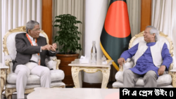 প্রধান উপদেষ্টা ড. ইউনূসের সঙ্গে বিএনপি মহাসচিব মির্জা ফখরুল ইসলাম আলমগীর। ১০ ফেব্রুয়ারি, ২০২৫।
