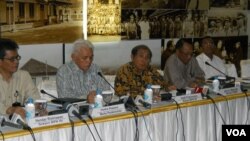 Dari kiri ke kanan: Sekjen BPK Hendar Ristriawan, Menteri Koordinator bidang Perekonomian Hatta Rajasa, Ketua BPK Hadi Purnomo, Menteri ESDM Jero Wacik, dalam jumpa pers kenaikan harga elpiji (6/1). (VOA/Andylala Waluyo)