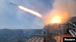 지난 2007년 일본해에서 실시된 러시아-인도 합동 군사훈련에 참가한 러시아 해군 함대에서 미사일이 발사되고 있다. (자료사진)