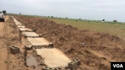 Construire une clôture autour de l'Université de Maiduguri, dans le nord-est du Nigeria, pour la protéger contre les incursions de Boko Haram