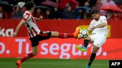 Le défenseur espagnol de l'Athletic Bilbao, Inigo Lekue, à gauche, en duel avec l'attaquant espagnol de Séville Nolito lors du match de football entre le FC Séville et l'Athletic Club Bilbao au stade Ramon Sanchez Pizjuan de Séville, le 3 mars 2018.