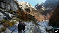 Turis lokal berjalan di jalan setapak di Gunung Kumgang, yang dikenal sebagai Gunung Berlian, di Korea Utara, 23 Oktober 2018. (Foto: AP)