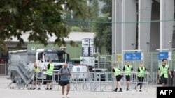 Обезбедување ги отстранува бариерите пред стадионот во Виена, Австрија, на 8 август 2024 година, откако трите концерти на американската мега-ѕвезда Тејлор Свифт беа откажани по апсењето на симпатизер на Исламската држава