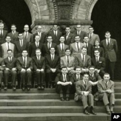 Ginsburg xonim 1954-yilda Garvard universitetiga kirganida, huquqshunoslik fakultetida 500 talaba bor edi, atigi to'qqiz nafari qizlar edi.