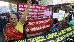 Sebagian korban selamat dari kecelakaan industri di Bhopal melakukan demonstrasi menentang keikutsertaan Dow Chemical sebaga sponsor Olimpiade London 2012. (02/12)