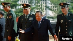 Menteri Pertahanan China Chang Wanquan (kedua dari kiri) bersama Deputi Perdana Menteri dan Menteri Pertahanan Thailand Prawit Wongsuwan di Bangkok. (Foto: Dok)