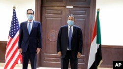 PM Sudan Abdullah Hamdok (kanan), bersama Menteri Keuangan AS Steven Mnuchin di Khartoum, Sudan, 6 Januari 2021. 