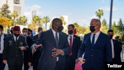 لوید آستین در کنار بنی گانتز