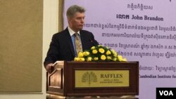 លោក​ John Brandon នាយក​ជាន់ខ្ពស់​កម្មវិធី​ទំនាក់​ទំនង​អន្តរជាតិ​របស់​អង្គការ​មូលនិធិ​អាស៊ី​ ផ្តល់បាឋកថា​ ស្តីពី​ទំនាក់​ទំនង​សហរដ្ឋអាមេរិក​ និងអាស៊ីអាគ្នេយ៍​ ក្នុង​ទីក្រុង​ភ្នំពេញ​ ថ្ងៃ​ទី​ ២៦ ខែសីហា​ ឆ្នាំ​២០១៩​។ (ហ៊ុល រស្មី/VOA)