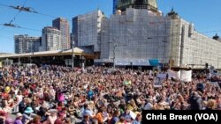 Ribuan orang berdemonstrasi untuk mendukung 600 migran di Pulau Manus, Papua Nugini, dalam aksi protes di Melbourne hari Sabtu (4/11).