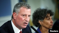 លោក Bill de Blasio អភិបាល​បុរី​ញូវយ៉ក​ថ្លែង​ទៅ​កាន់​សារព័ត៌មាន​ក្នុង​សន្និសីទ​កាសែត​មួយ។