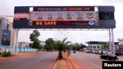 Juste quelques voitures sont sur la route car les autorités tentent de limiter la propagation de la maladie de coronavirus (COVID-19) à Abuja, Nigeria, le 30 mars 2020.