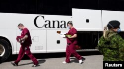 Personnel médical des Forces armées canadiennes dans un centre de soins pour personnes âgées, pendant la pandémie de COVID-19, Montréal, Québec, Canada, 20 avril 2020.