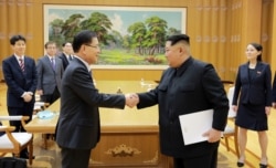 지난 2018년 3월 문재인 한국 대통령의 특사로 방북한 정의용 청와대 국가안보실장이 김정은 북한 국무위원장과 악수하고 있다.