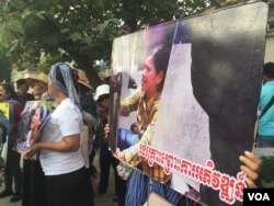 កាលពី​ថ្ងៃ​ទី​ ១០​ ខែមករា​ ឆ្នាំ​ ២០១៧ ​ក្រុម​ប្រជាពលរដ្ឋ​មកពី​សហគមន៍​ដែល​មាន​ទំនាស់​ដីធ្លី​នៅ​ក្នុង​រាជធានី​ភ្នំពេញ​ ក្នុង​នោះ​មាន​សហគមន៍​បឹងកក់​ បាន​មកតវ៉ា​នៅមុខ​ក្រសួងមហាផ្ទៃ​ និង​សភា​ ដើម្បី​ទាមទារ​សេរីភាព​ដល់​សកម្មជន​ដីធ្លី​ មន្ត្រី​សិទ្ធិមនុស្ស​ និង​មន្ត្រី​រៀប​ចំការ​បោះឆ្នោត​ដែល​ត្រូវ​បាន​ចាប់​ឃុំខ្លួន​ និង​ផ្តល់​ដំណោះស្រាយ​បំបែក​វិបត្តិ​ដីធ្លី។ (ហ៊ុល រស្មី/VOA)