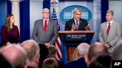 켈리 맥키그 미 국방부 전쟁포로·실종자확인국(DPAA) 국장이 14일 백악관 정례브리핑에서 북한 내 미군 유해 송환을 위한 행정부의 노력을 설명했다. 왼쪽부터 새라 허커비 샌더스 백악관 대변인, 티모시 맥마흔 미 육군병원 법의학연구소 소장, 맥키그 국장, 존 버드 DPAA 감식소장.