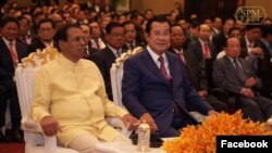 ប្រធានាធិបតី​ស្រីលង្កា លោក ម៉ៃទ្រីប៉ាឡា ស្រ៊ីសេនា (ឆ្វេង) និង​លោក​នាយករដ្ឋមន្ត្រី ហ៊ុន សែន (ស្តាំ) ចូលរួម​ក្នុង​វេទិកា​ធុរកិច្ច កម្ពុជា-ស្រីលង្កា នៅ​សណ្ឋាគារ សូហ្វីតែល ភ្នំពេញ ថ្ងៃទី​ ៧ ខែ សីហា ឆ្នាំ ២០១៩។ (រូប​ថត​ពី​ទំព័រ​ហ្វេសប៊ុក​ផ្លូវការ​របស់​លោក ហ៊ុន សែន)