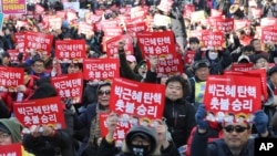 Protesters shout slogans during a rally calling for the impeachment of President Park Geun-hye near the Constitutional Court in Seoul, South Korea, March 10, 2017. Hundreds of people gathered Friday ahead of a court ruling on whether the impeached president would be removed from office over a corruption scandal.