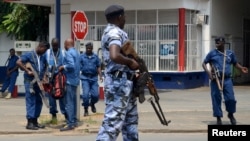 Un policier burundais à Bujumbura, théâtre d'une attaque à la grenade à Bujumbura, le 15 février 2016. (REUTERS/Evrard Ngendakumana)