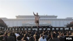 Warga Korea Utara berkabung atas kematian Kim Jong Il dengan menangis di depan patung raksasa ayahnya, Kim Il Sung di Pyongyang (19/12).