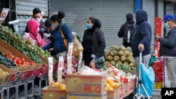 11일 미국 뉴욕 브루클린의 식료품점 앞에 쇼핑객들이 줄 서 있다. 