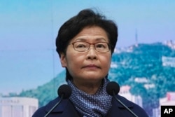Kepala Eksekutif Hong Kong Carrie Lam menghadiri konferensi pers di Hong Kong, Jumat, 18 Februari 2022. (Foto: AP)