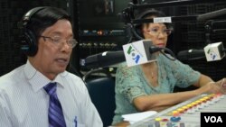 លោកស្រី ឌីន ផាន់ណារ៉ា ភរិយា​របស់​លោក ម៉ម សុណង់ដូ និង​លោក ជា បំរុង អនុប្រធាន​សមាគម​អ្នក​ប្រជាធិបតេយ្យ ពិភាក្សា​ពី​ស្ថានភាព​ចុង​ក្រោយ​និង​ការ​លំបាក​ទាក់ទង​នឹង​កម្មវិធី​ផ្សាយ​របស់​វិទ្យុ​សំបុក​ឃ្មុំ ក្នុង​កម្មវិធី​ហេឡូវីអូអេ កាល​ពី​ថ្ងៃ​ ១៣ សីហា ២០១២។