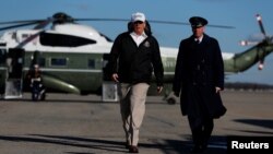 도널드 트럼프 미국 대통령이 10일 텍사스 국경 지역을 방문하기 위해 메릴랜드 앤드루스 공군기지에서 전용기로 향하고 있다.
