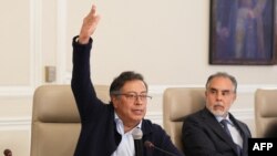 Presiden Kolombia Gustavo Petro (kiri) berbicara kepada sejumlah menterinya di Istana Kepresidenan Narino di Bogota, pada 4 Februari 2025. (Foto: Handout/Presidencia Colombia/AFP)