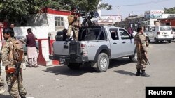 Pasukan keamanan Afghanistan melakukan penjagaan di bandara internasional Kabul, Minggu (15/8). 