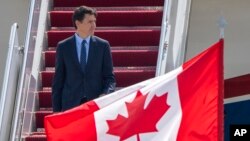 ওয়াশিংটনে নেটোর শীর্ষ সম্মেলনে যোগ দিতে মেরিল্যান্ডের অ্যান্ড্রুস বিমান ঘাঁটিতে অবতরণ করছেন কানাডার প্রধানমন্ত্রী জাস্টিন ট্রুডো। ফাইল ফটোঃ ৮ জুলাই, ২০২৪।