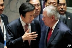 윤병세 한국 외교부 장관(왼쪽)과 렉스 틸러슨 미국 국무장관이 28일 유엔 안보리 회의에서 대화하고 있다.