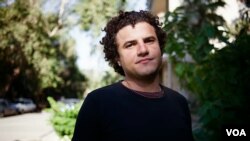 Bugun o'zining dahriyligini ochiq e'lon qilgan Ahmad Hussayn o'ta dindor musulmon oilasida ulg'ayganini aytadi.