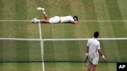 Le Suisse Roger Federer à terre lors d'un match lors de Wimbledon à London, le 8 juillet 2016.