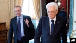 Former senior International Monetary Fund official Carlo Cottarelli, left, arrives for a meeting with the Italian President Sergio Mattarella at the Quirinal Palace in Rome, Italy, May 29, 2018. I