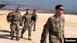 조셉 보텔 미 중부사령관이 지난 18일 시리아 북부 공군기지를 방문했다. 