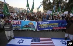 Supporters of Pakistani religious party Jamaat-e-Islami rally against United States and Israel in Karachi, Pakistan, Dec. 7, 2017.