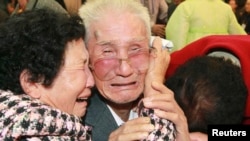 지난 2010년 11월 금강산에서 열린 남북한 이산가족상봉 행사에서 북측 김진원(가운데) 씨가 남측 가족들과의 이별을 앞두고 울음을 터뜨렸다.