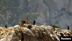 Des soldats espagnols sur l'île de Perejil, près de Ceuta, le 19 juillet 2002.