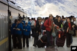 游客抵达拉萨火车站（资料图）