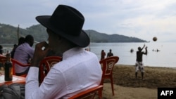 Un Congolais de la ville voisine de Goma se trouve à la station balnéaire de Tam Tam, à Gisenyi, au Rwanda, le 25 mars 2018.