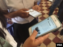 ក្រុម​និស្សិត​កំពុង​បើក​គេហទំព័រ​អប់រំ​ពី​ប្រវត្តិសាស្ត្រ​ខ្មែរ​ក្រហម​ នៅ​ក្នុង​ពិធី​ប្រកាស​ឲ្យ​ប្រើប្រាស់​ជា​សាធារណៈ​ នៅ​អគារ​សិល្បៈ​សហសម័យ​វិទ្យាស្ថាន​ស្លឹក​រឹត​ កាល​ពី​ថ្ងៃ​ទី​៨ ខែ​កញ្ញា​ ឆ្នាំ​២០១៧។ (នូវ​ ពៅ​លក្ខិណា​/VOA)