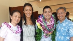 លោក កុសល សេង (រាប់​ពី​ឆ្វេង​ទី​បី) ដែល​ជា​កូន​ប្រុស​ម្នាក់​របស់​លោក​វេជ្ជបណ្ឌិត សៀង សេង បញ្ចប់​ការ​សិក្សា​ជំនាញ​វេជ្ជសាស្ត្រ​ពី​សាកលវិទ្យាល័យ​នៅ​រដ្ឋ​ហាវៃ សហរដ្ឋអាមេរិក។ (រូបថត​ផ្ដល់​ឲ្យ​ដោយ​លោក សៀង សេង)