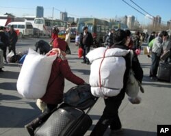 “春运”大潮中的农民工